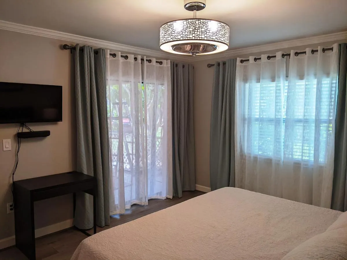 Lovely 2 Bedroom With A Pool! Sarasota