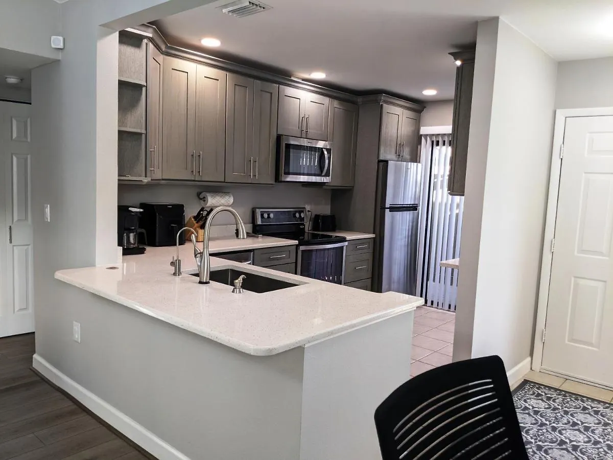 Lovely 2 Bedroom With A Pool! Apartment *