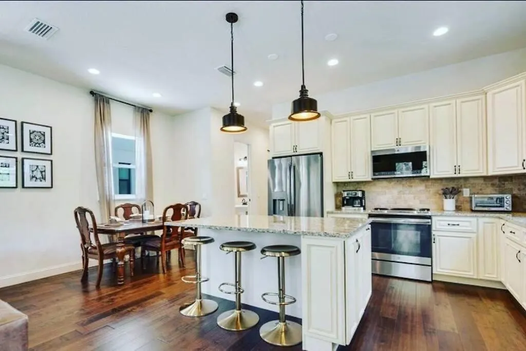 Downtown Pet-friendly @ The Park Home-635 Holiday home