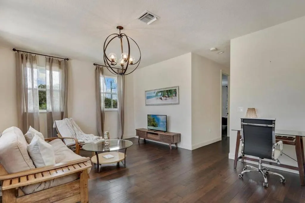 Downtown Pet-friendly @ The Park Home-635 Holiday home