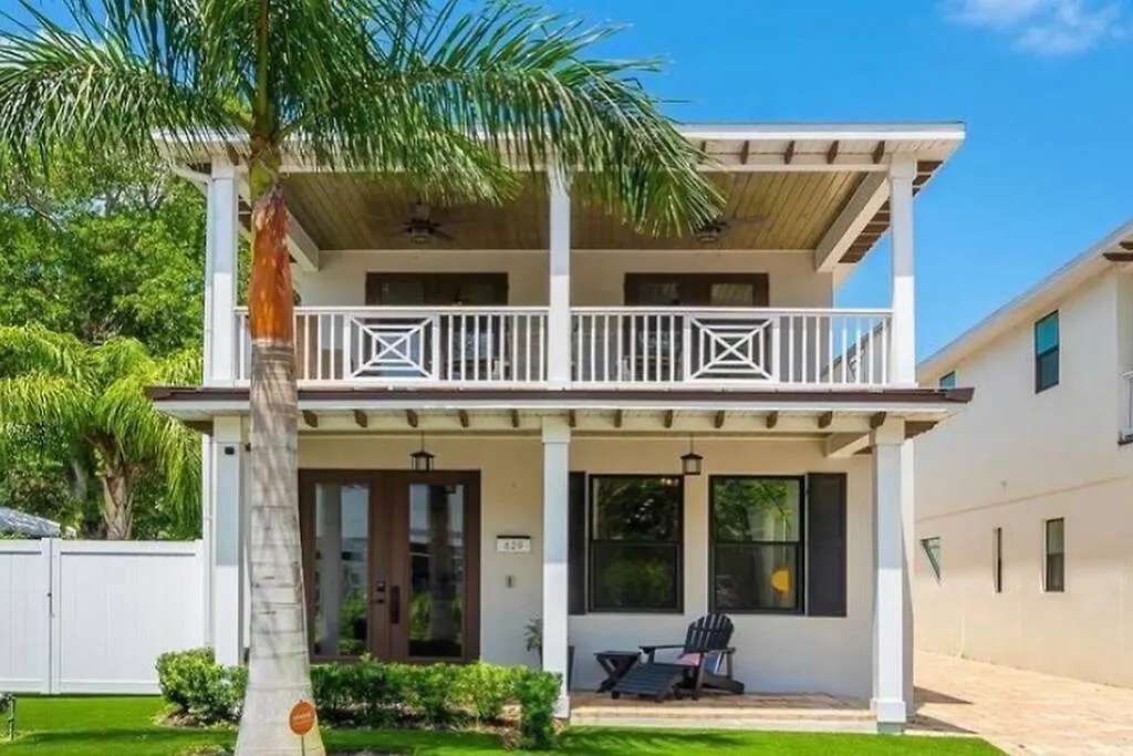 Beach-town Pet-friendly Downtown @ 10 Acre Park-629 Sarasota