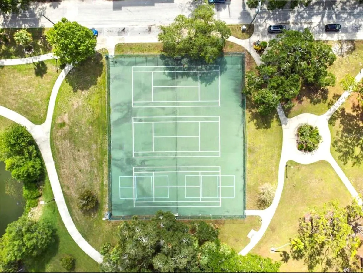 Beach-town Pet-friendly Downtown @ 10 Acre Park-629 Sarasota