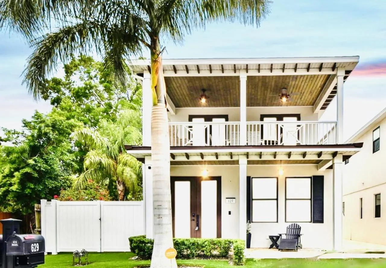 Beach-town Pet-friendly Downtown @ 10 Acre Park-629 *