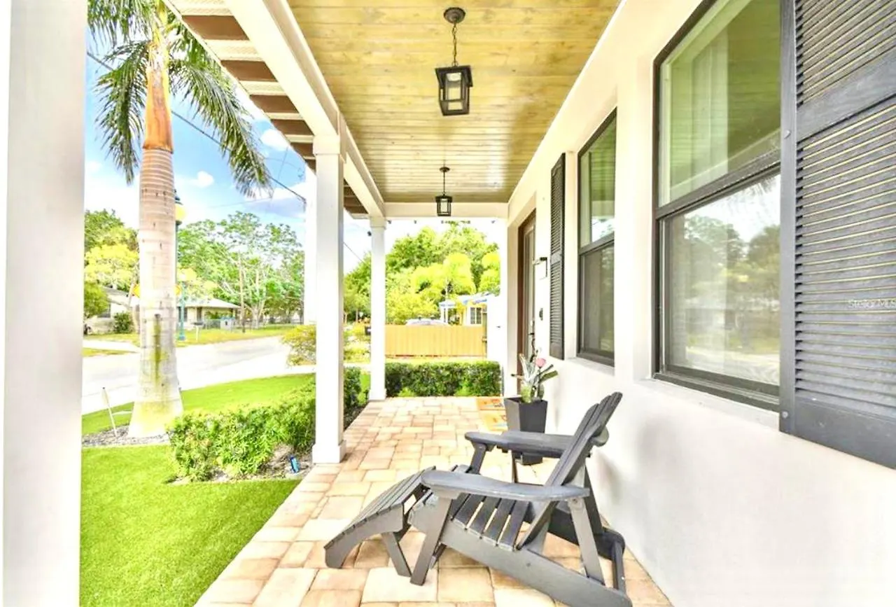 Beach-town Pet-friendly Downtown @ 10 Acre Park-629 *