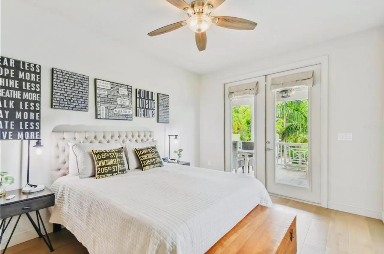 Beach-town Pet-friendly Downtown @ 10 Acre Park-629 *