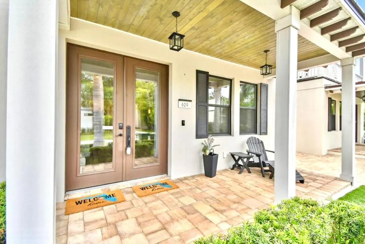Beach-town Pet-friendly Downtown @ 10 Acre Park-629 Holiday home
