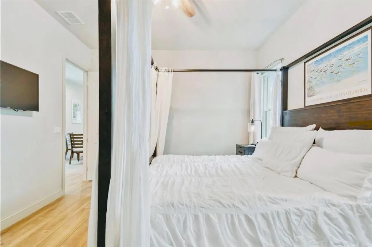 Beach-town Pet-friendly Downtown @ 10 Acre Park-629 Sarasota