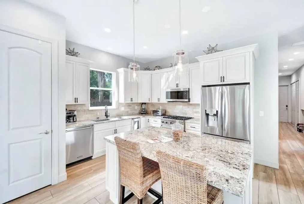 Beach-town Pet-friendly Downtown @ 10 Acre Park-629 Holiday home