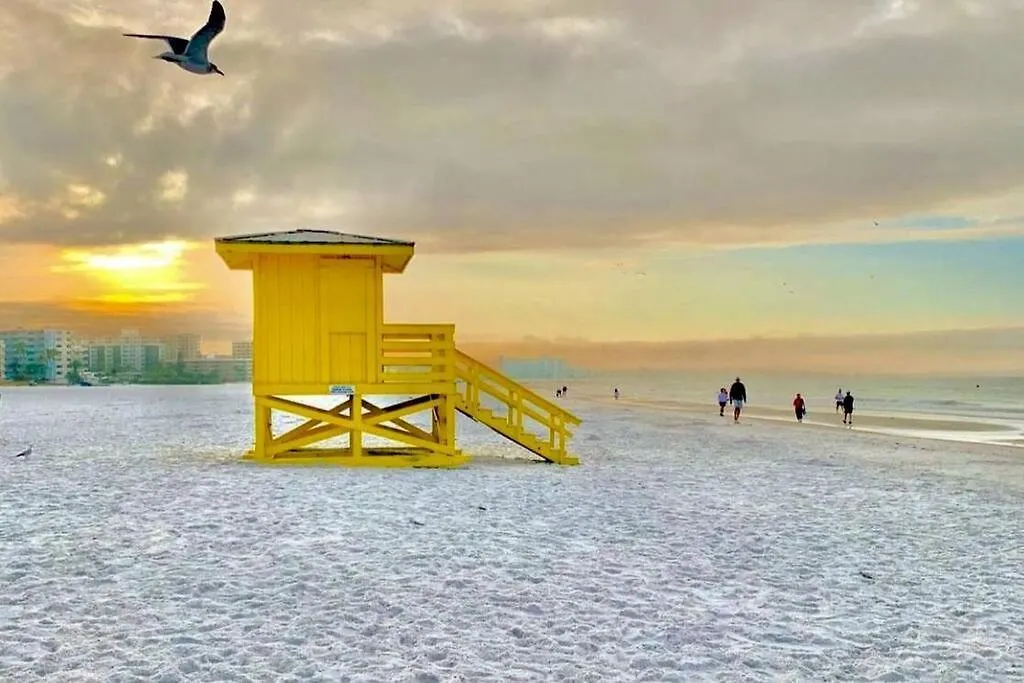 Beach-town Pet-friendly Downtown @ 10 Acre Park-629 Sarasota