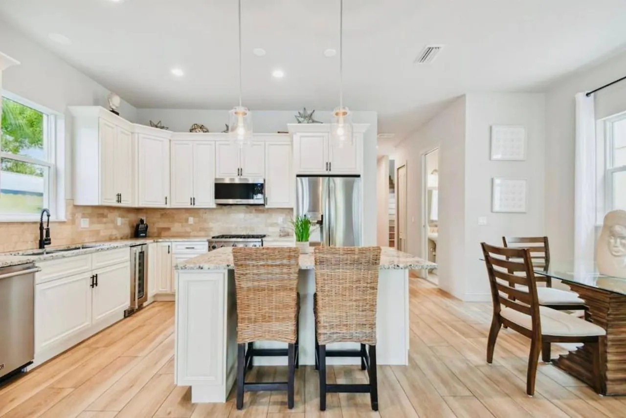 Beach-town Pet-friendly Downtown @ 10 Acre Park-629 Sarasota