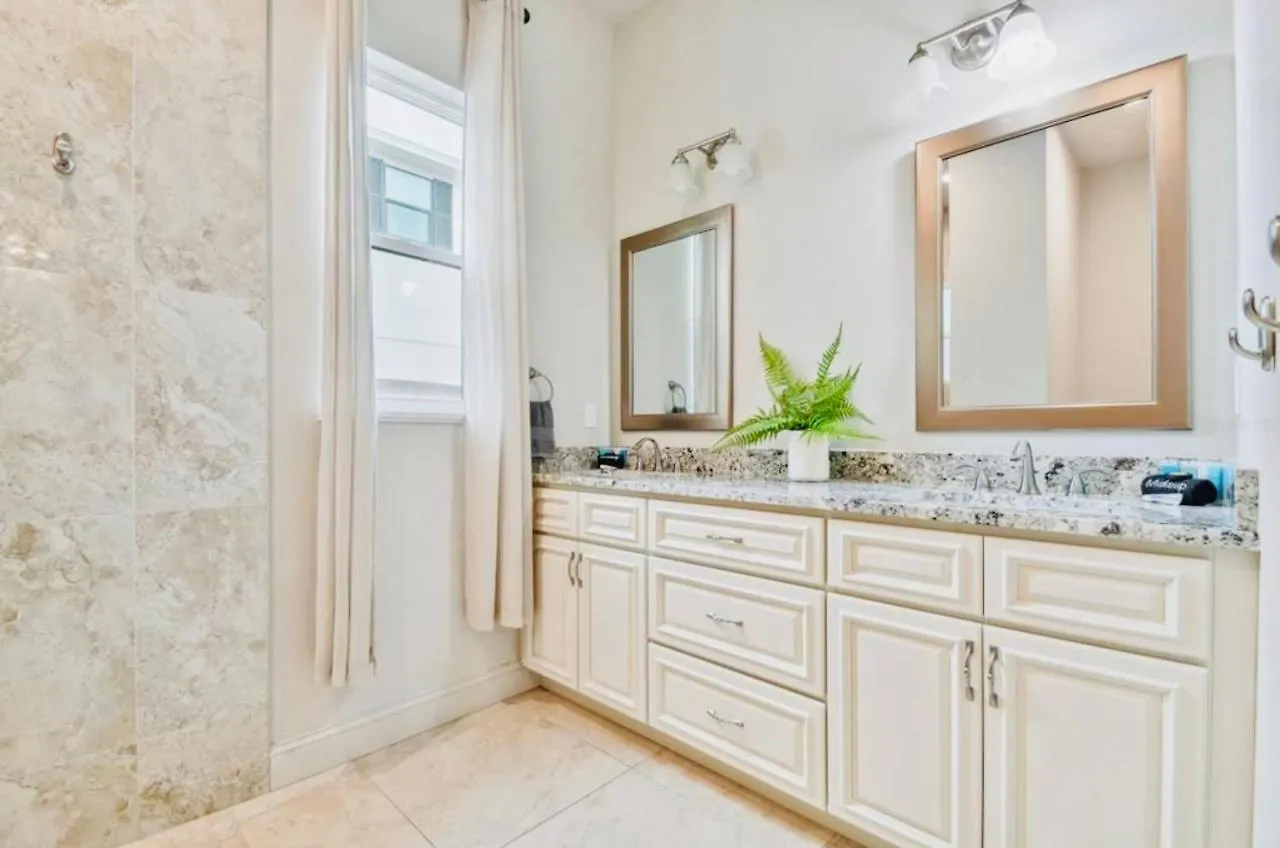Beach-town Pet-friendly Downtown @ 10 Acre Park-629 Sarasota