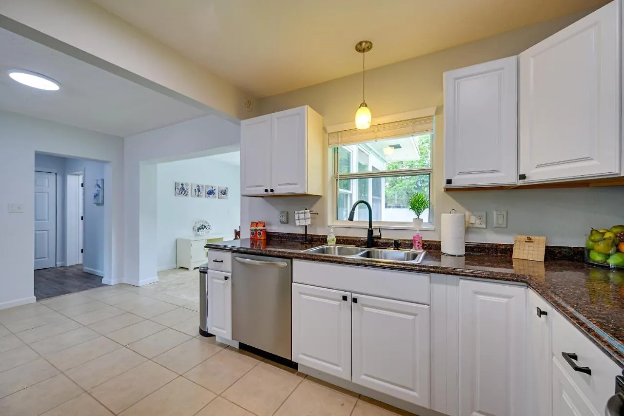 Hébergement de vacances Sunny With Private Yard And Fire Pit!