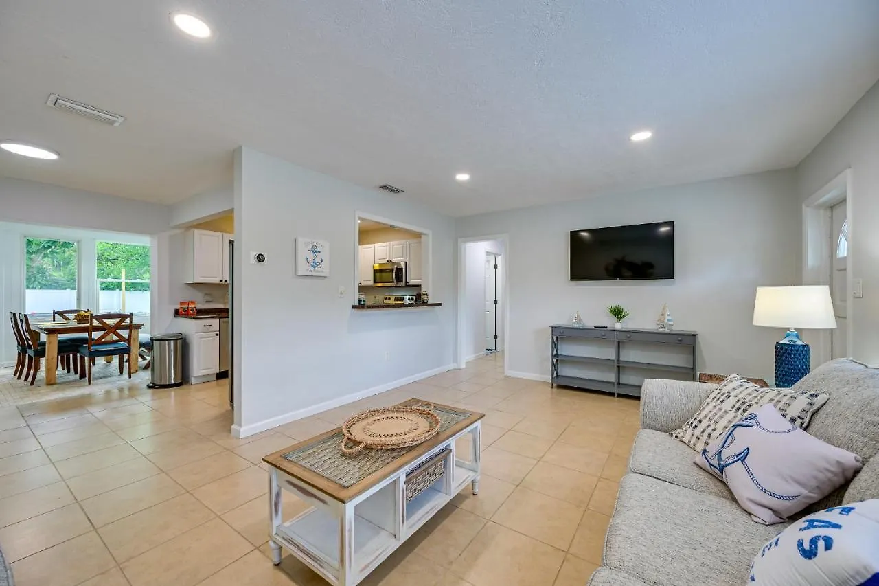 Sunny With Private Yard And Fire Pit! Sarasota