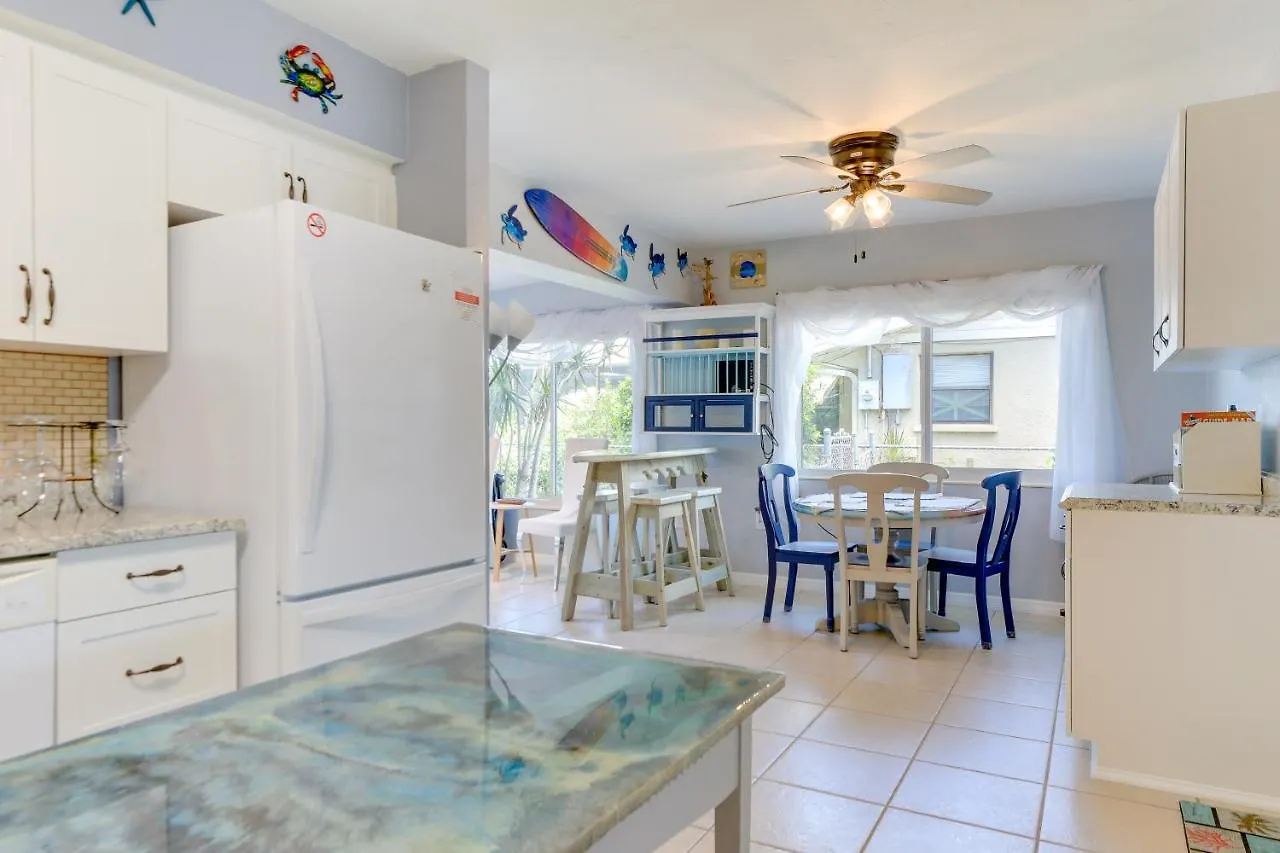 Charming With Deck, 3 Mi To Beaches! Sarasota