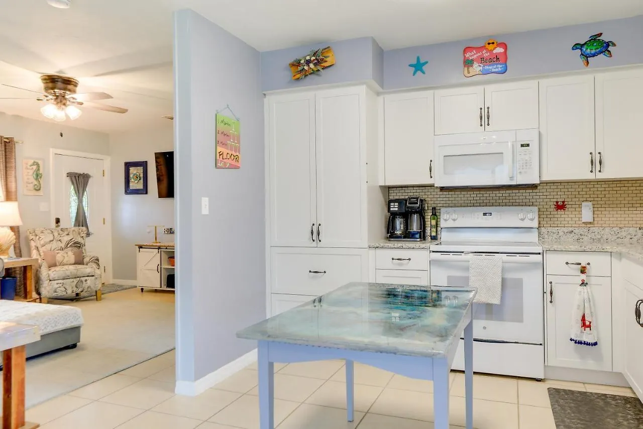 Charming With Deck, 3 Mi To Beaches! Holiday home *