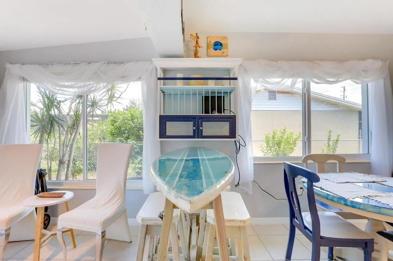 Holiday home Charming With Deck, 3 Mi To Beaches!