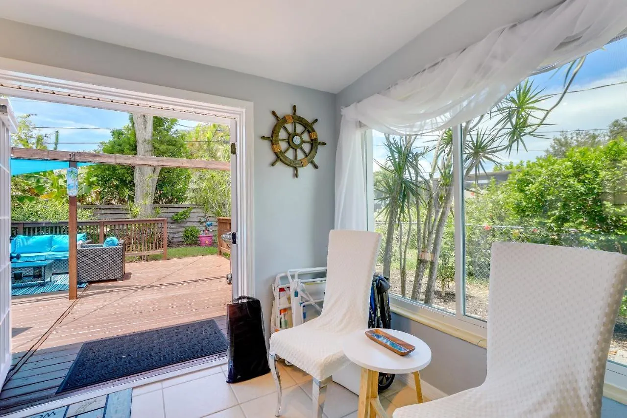 Holiday home Charming With Deck, 3 Mi To Beaches!