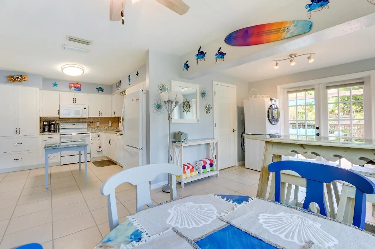 Charming With Deck, 3 Mi To Beaches! Holiday home *