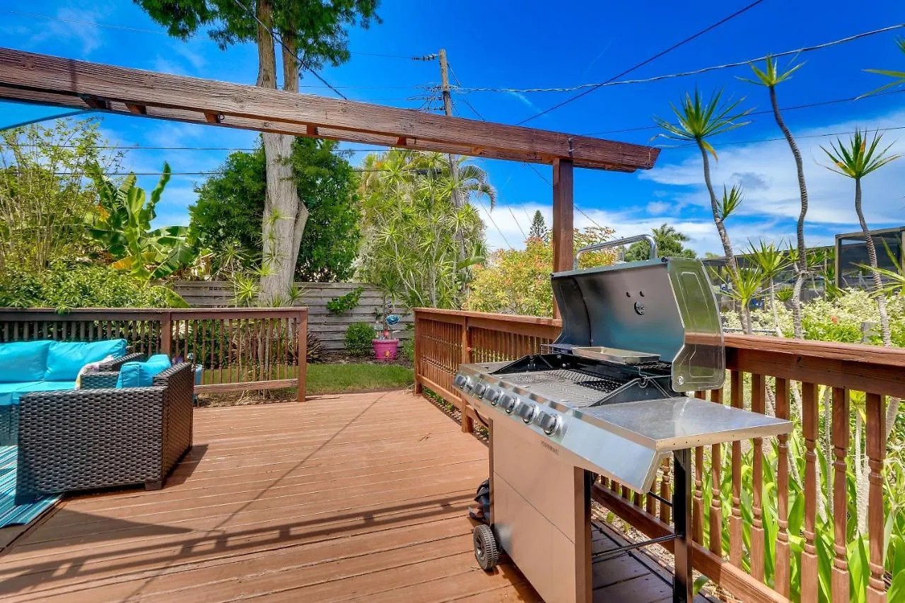 Charming With Deck, 3 Mi To Beaches! Holiday home *