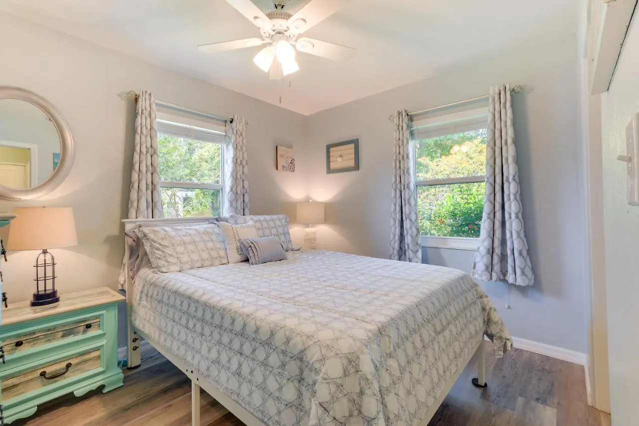 Holiday home Charming With Deck, 3 Mi To Beaches!