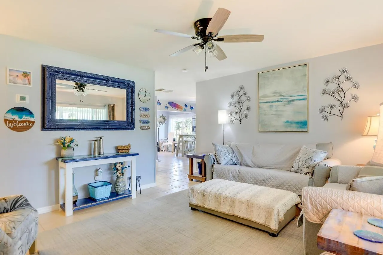 Holiday home Charming With Deck, 3 Mi To Beaches! *