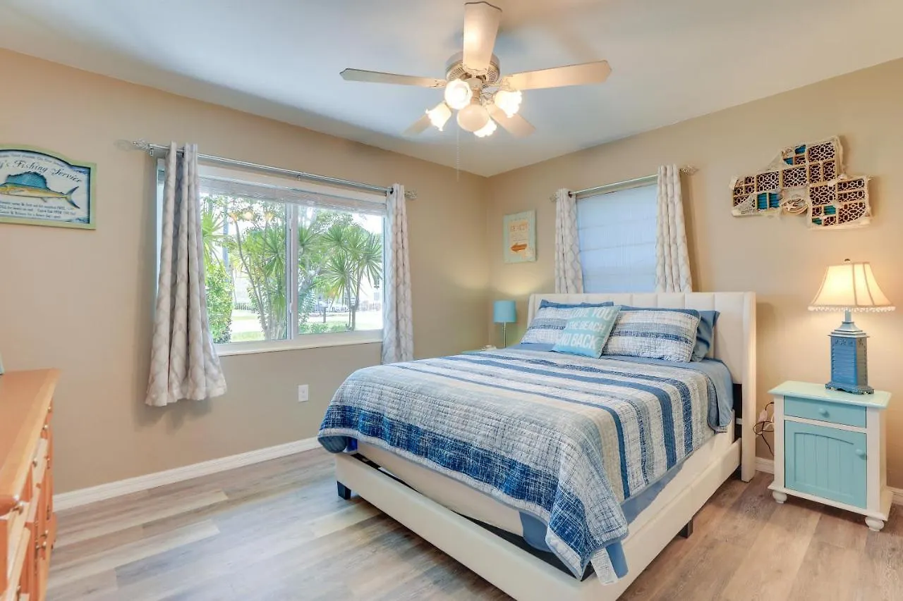 Holiday home Charming With Deck, 3 Mi To Beaches! Sarasota