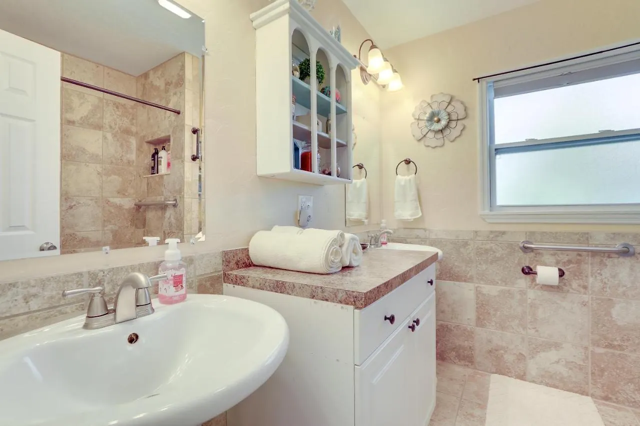 Charming With Deck, 3 Mi To Beaches! Sarasota