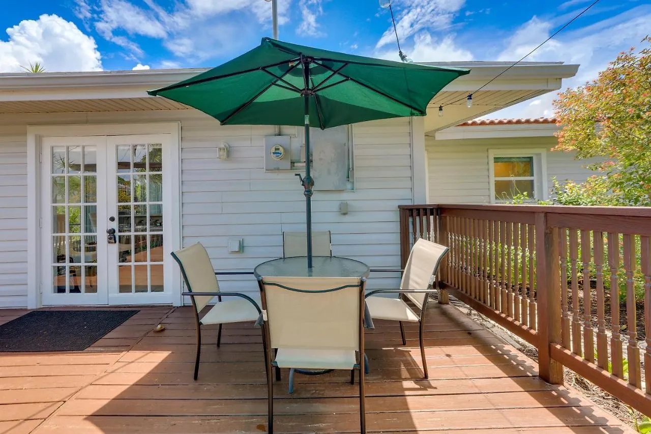 Charming With Deck, 3 Mi To Beaches! Holiday home *