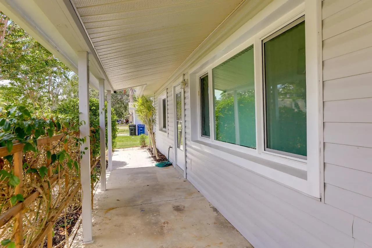 Charming With Deck, 3 Mi To Beaches! Holiday home Sarasota