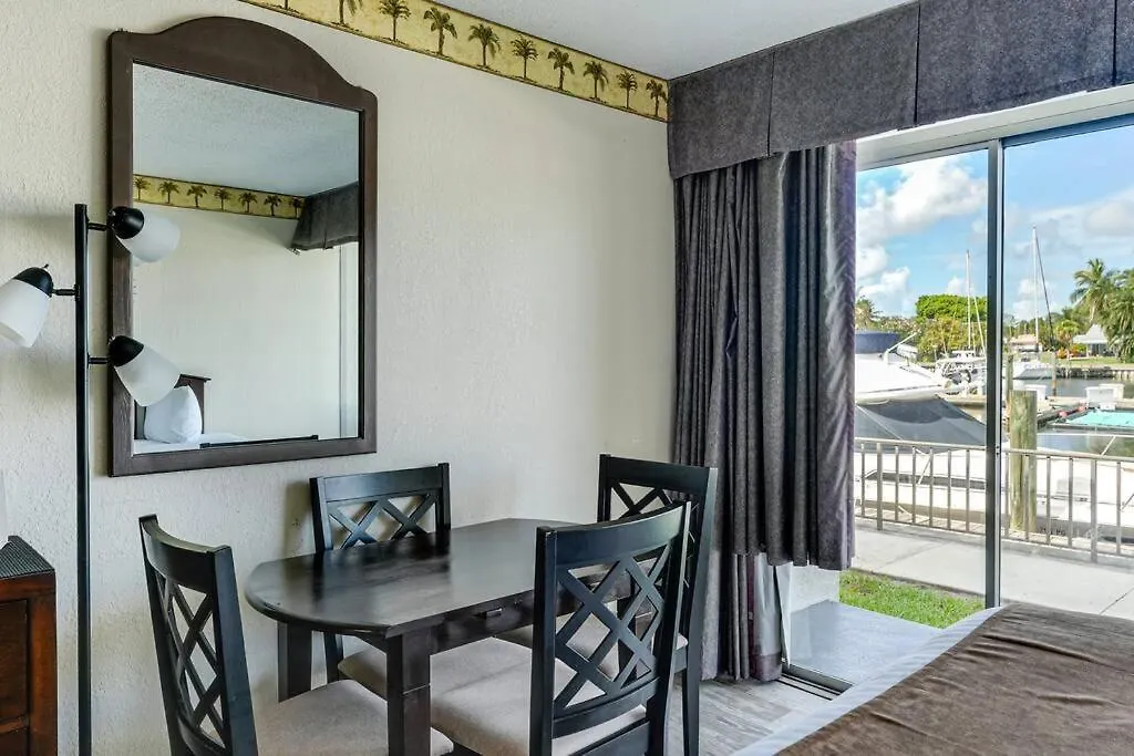Waterfront, Pool, Tiki Bar & Grill, Gym, Location! *