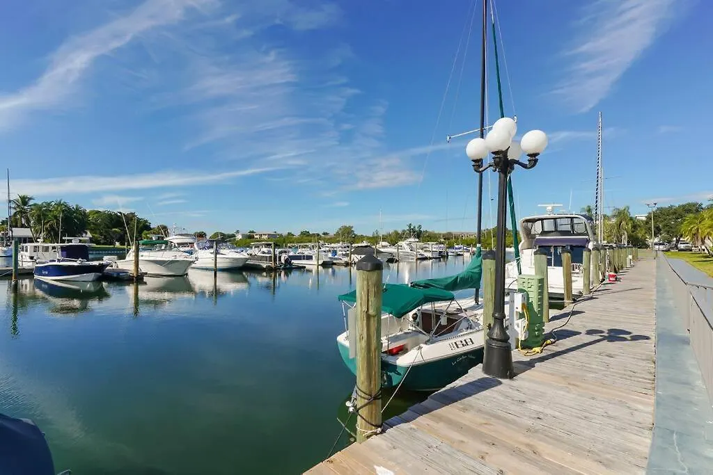 Apartment Waterfront, Pool, Tiki Bar & Grill, Gym, Location!