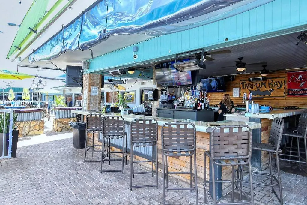 Apartment Waterfront, Pool, Tiki Bar & Grill, Gym, Location!