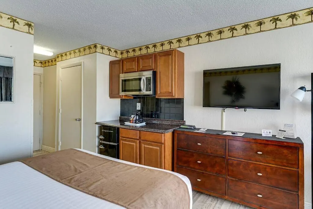 Waterfront, Pool, Tiki Bar & Grill, Gym, Location! Apartment *