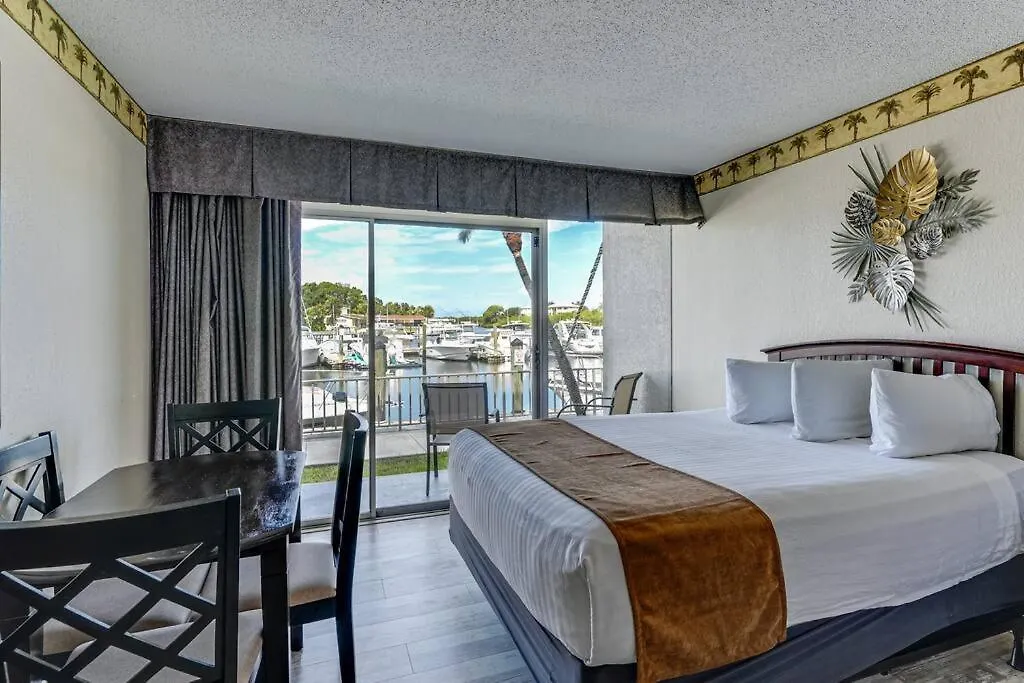 Apartment Waterfront, Pool, Tiki Bar & Grill, Gym, Location!
