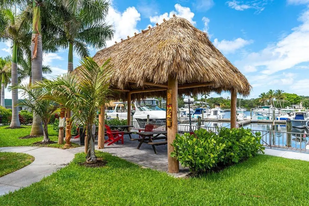 Waterfront, Pool, Tiki Bar & Grill, Gym, Location! Apartment