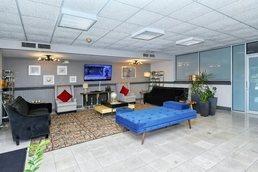Waterfront, Pool, Tiki Bar & Grill, Gym, Location! Apartment Sarasota