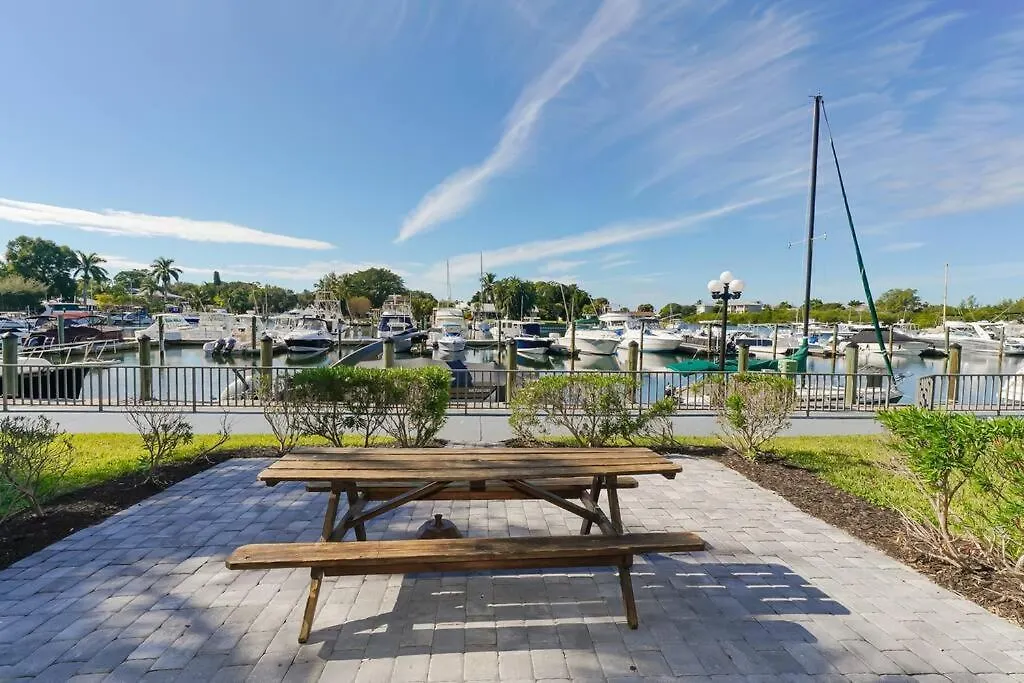 Apartment Waterfront, Pool, Tiki Bar & Grill, Gym, Location! *