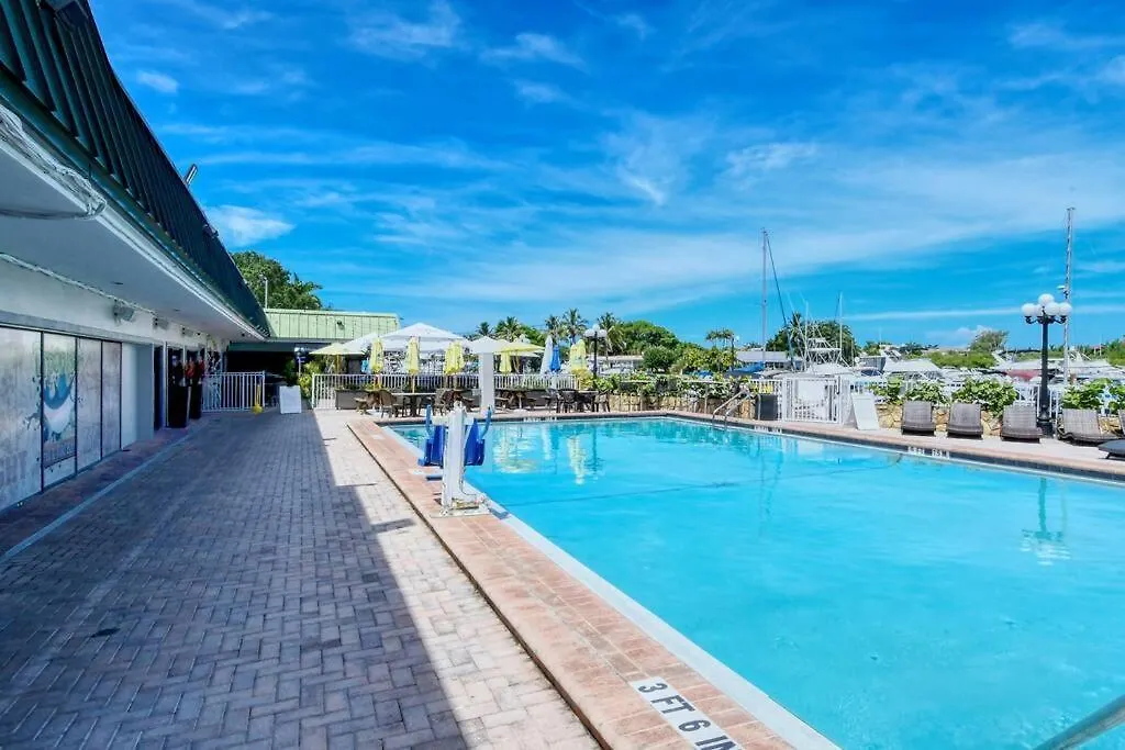 Waterfront, Pool, Tiki Bar & Grill, Gym, Location! Apartment Sarasota