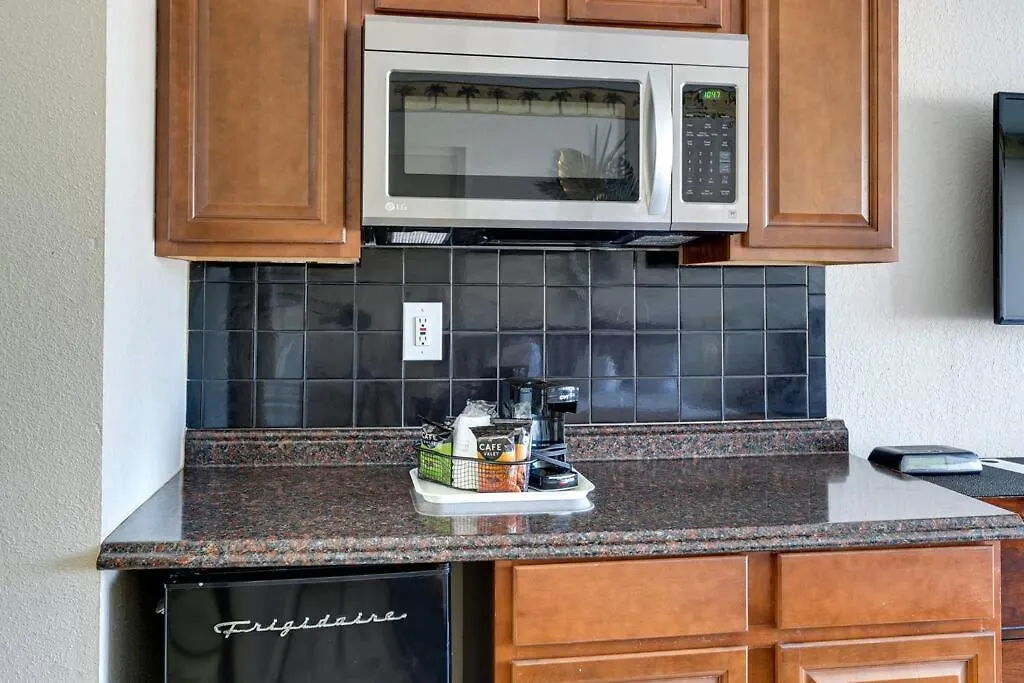 Waterfront, Pool, Tiki Bar & Grill, Gym, Location!