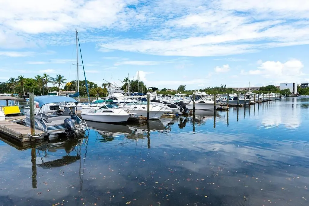 Waterfront, Pool, Tiki Bar & Grill, Gym, Location! *