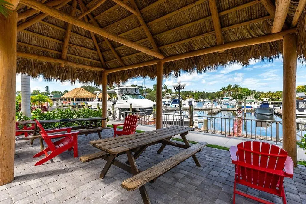 Waterfront, Pool, Tiki Bar & Grill, Gym, Location! Apartment Sarasota