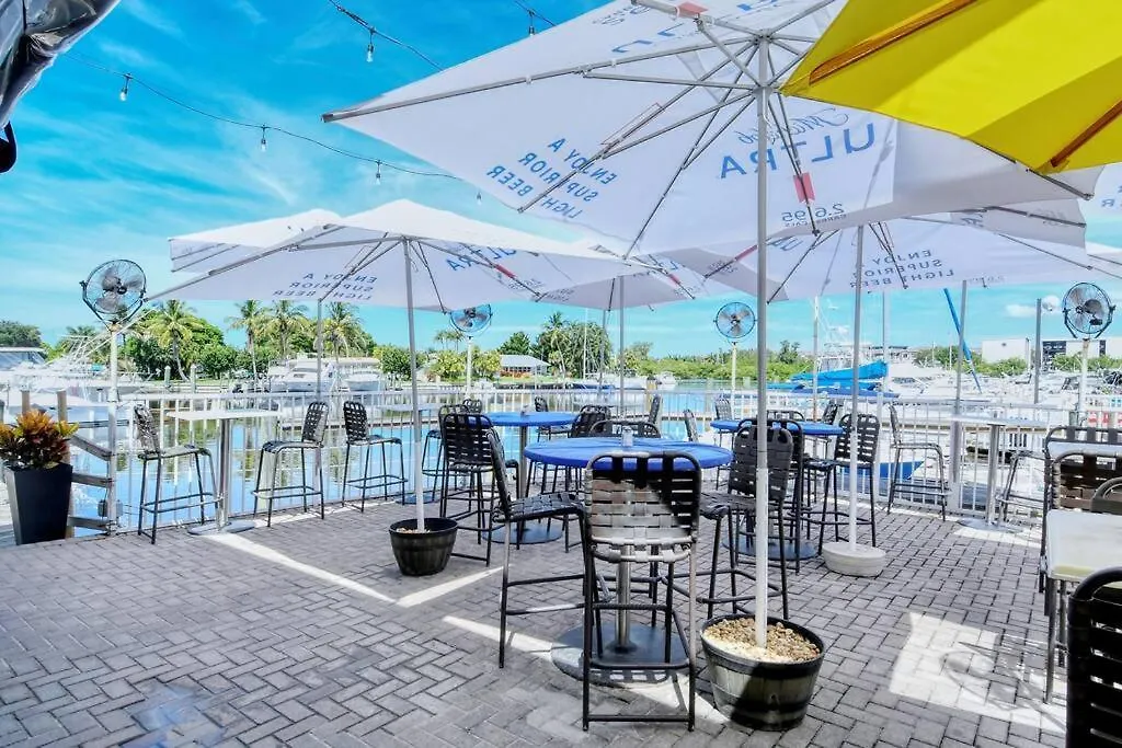 Apartment Waterfront, Pool, Tiki Bar & Grill, Gym, Location! *