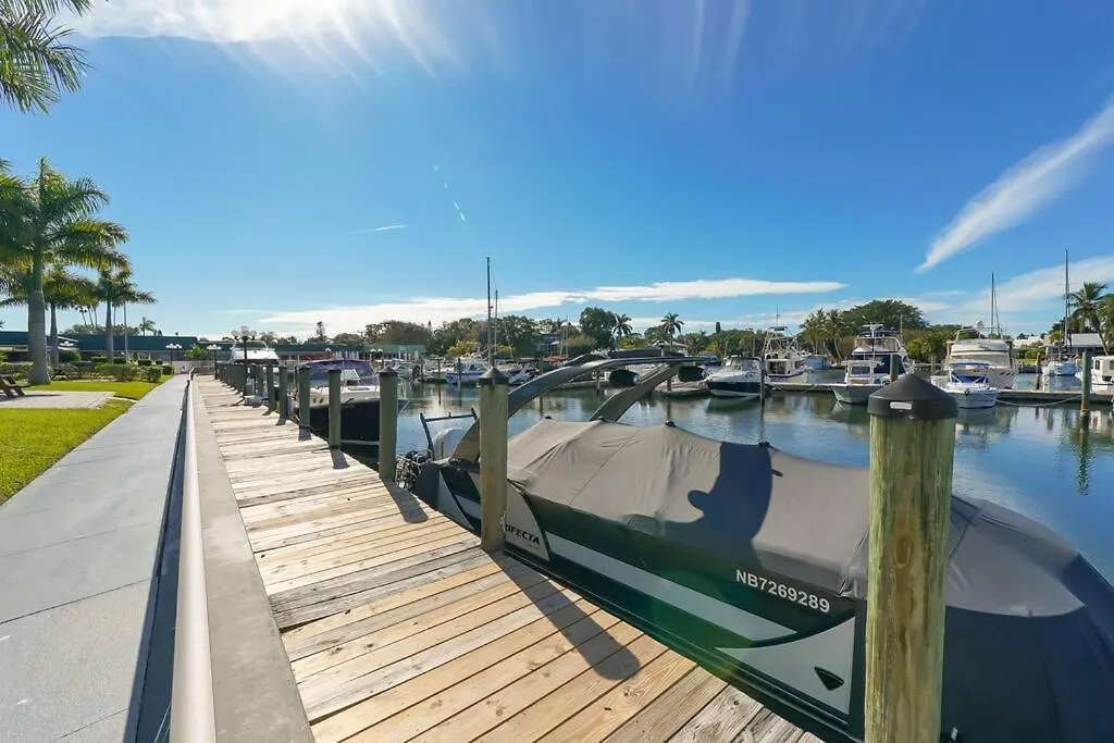 Apartment Waterfront, Pool, Tiki Bar & Grill, Gym, Location! Sarasota