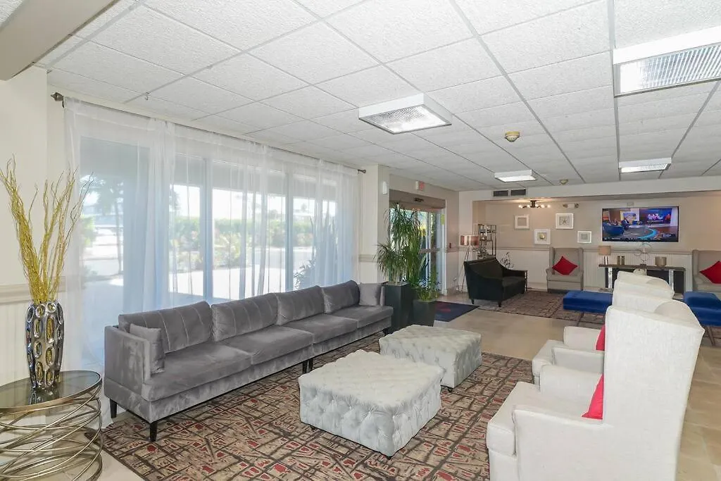 Waterfront, Pool, Tiki Bar & Grill, Gym, Location! Apartment Sarasota