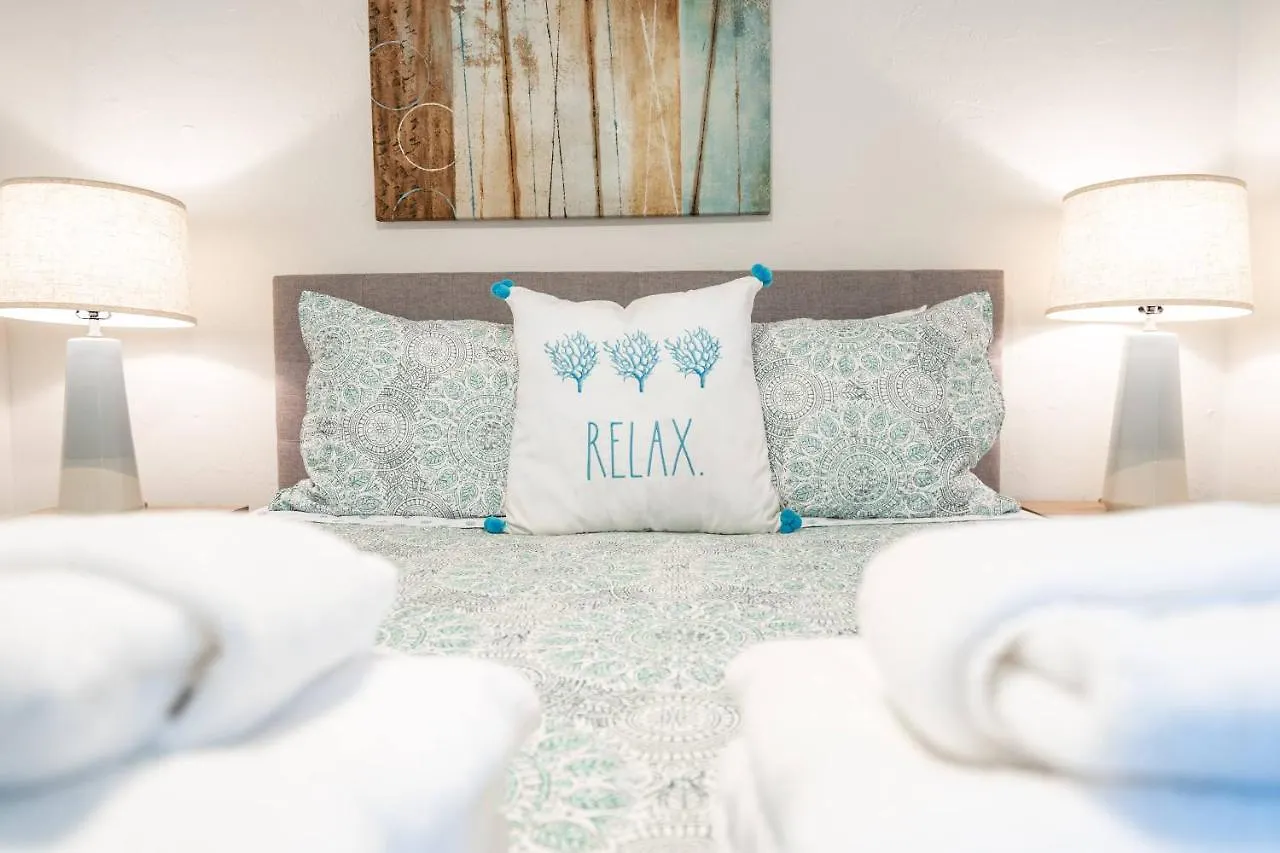 2bed 1bath Minutes To Downtown, Beaches, Restaurants, Theaters And