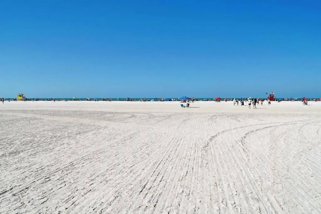 Close To Siesta Key, Shopping, Restaurants & More! *