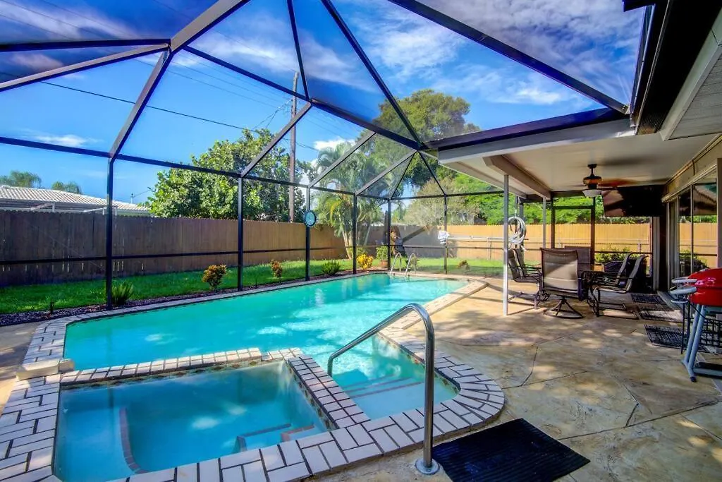 Apartment Close To Siesta Key, Shopping, Restaurants & More!