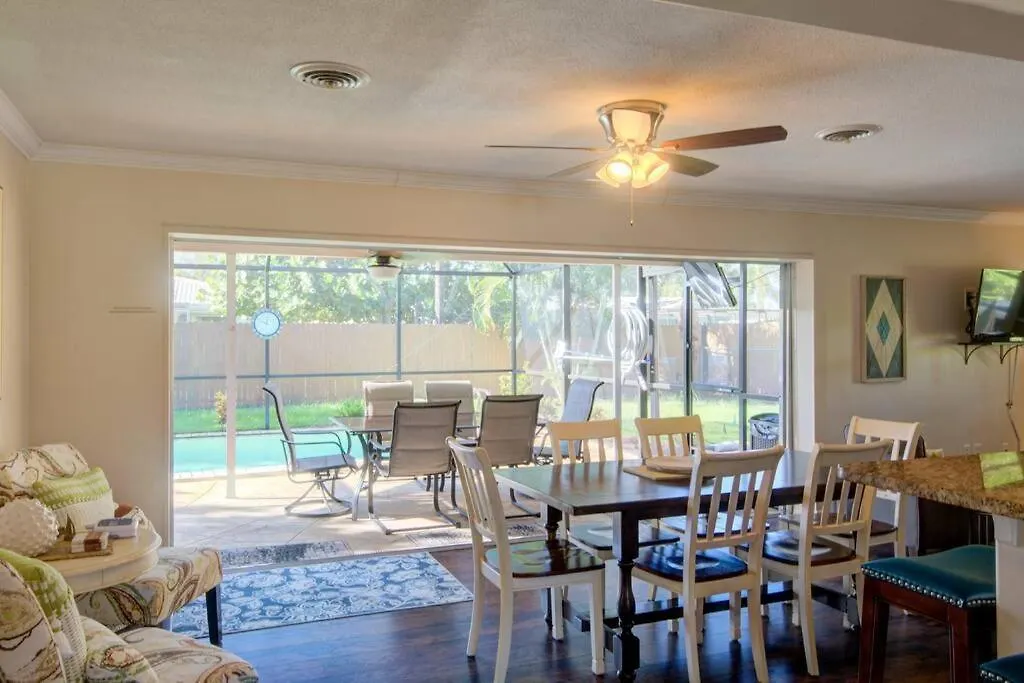 Apartment Close To Siesta Key, Shopping, Restaurants & More!