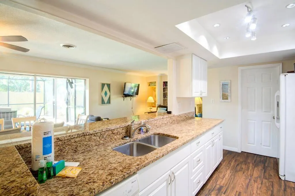Close To Siesta Key, Shopping, Restaurants & More! *