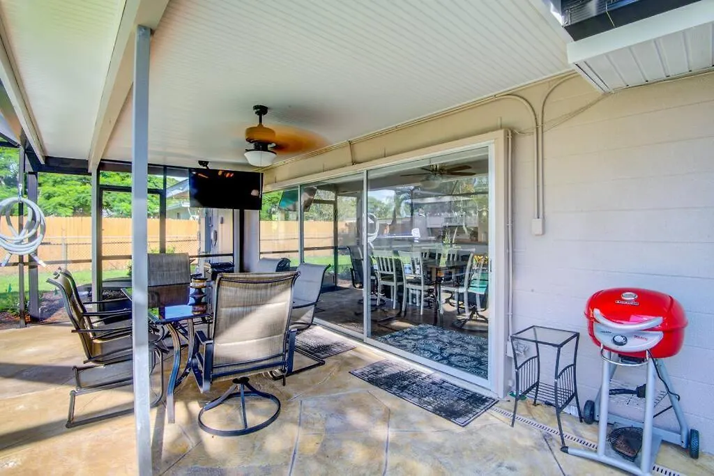Close To Siesta Key, Shopping, Restaurants & More!